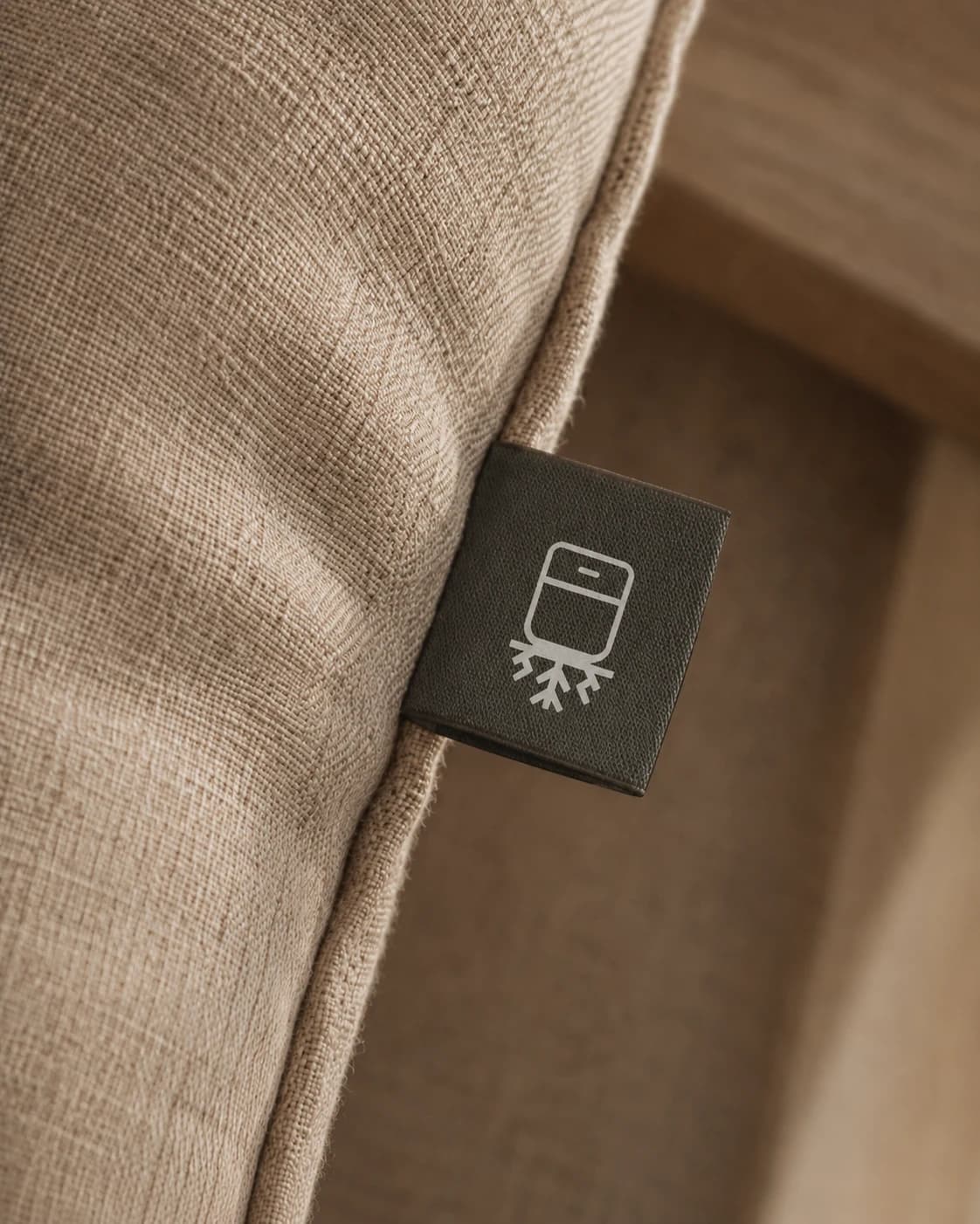 Etiqueta textil de Enraizar aplicada a un mueble